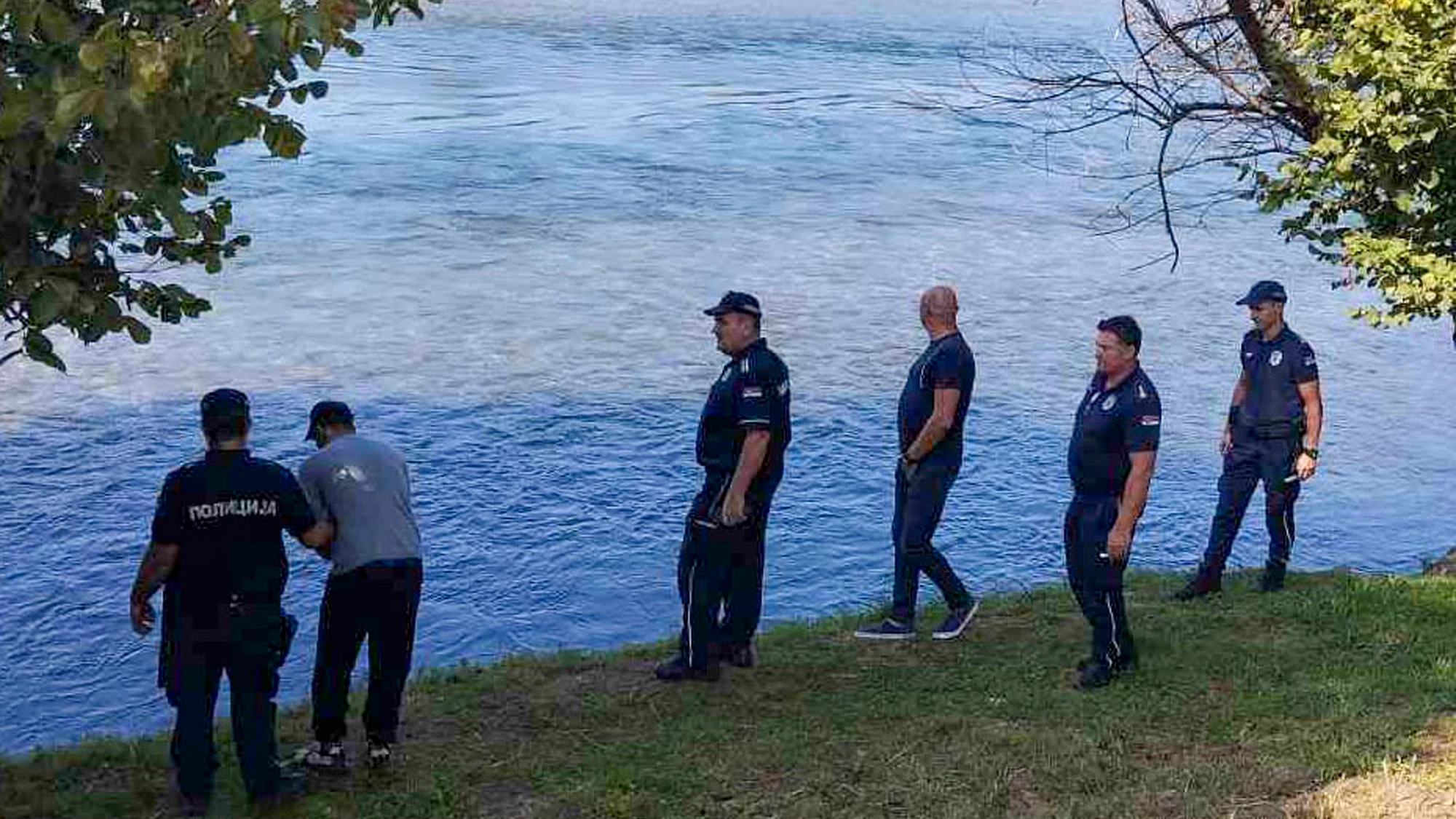 Policías serbios registran las orillas del río Drina cerca del pueblo de Ljubovija