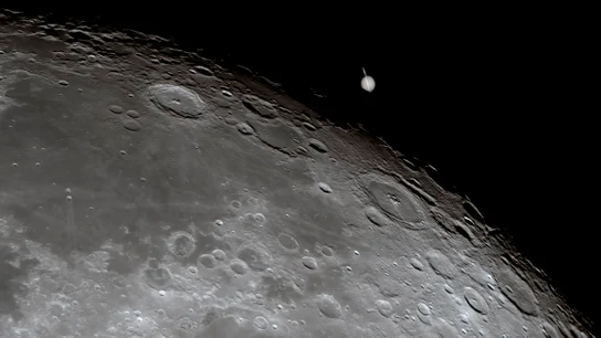 Saturno asoma tras la Luna Saturno asoma tras la Luna