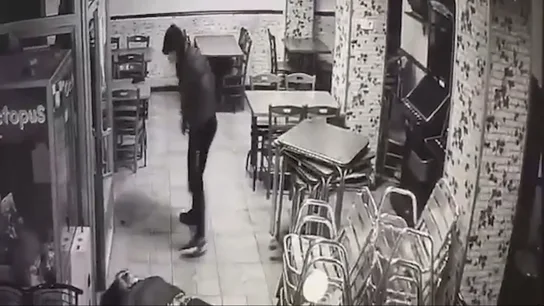 Dos ladrones dejan inconsciente a una mujer Dos ladrones dejan inconsciente a una mujer