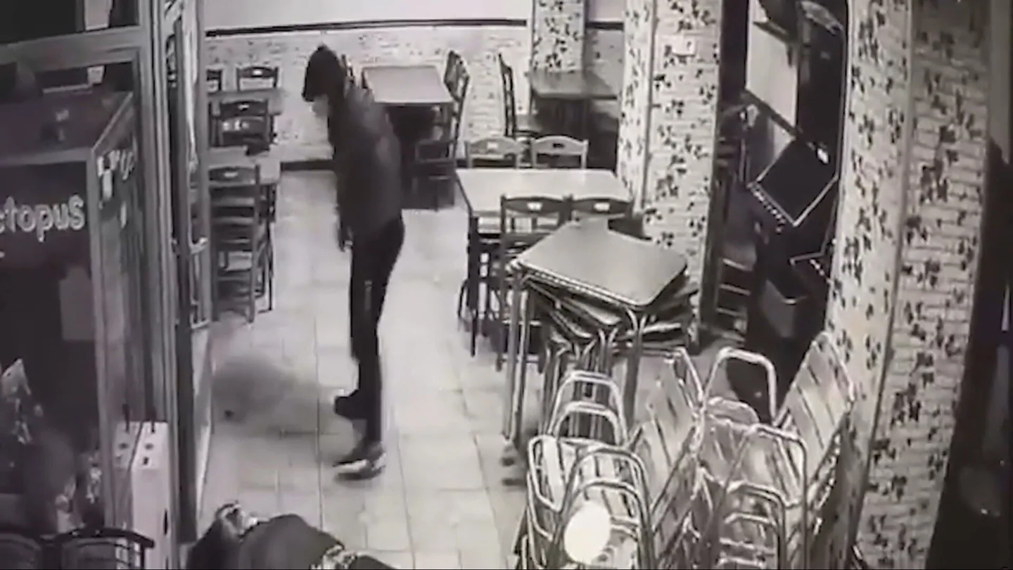 Dos ladrones dejan inconsciente a una mujer Dos ladrones dejan inconsciente a una mujer