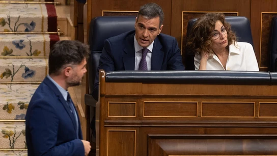 El portavoz de ERC en el Congreso, Gabriel Rufián, pasa delante de Pedro Sánchez y María Jesús Montero El portavoz de ERC en el Congreso, Gabriel Rufián, pasa delante de Pedro Sánchez y María Jesús Montero