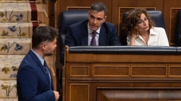 El portavoz de ERC en el Congreso, Gabriel Rufián, pasa delante de Pedro Sánchez y María Jesús Montero