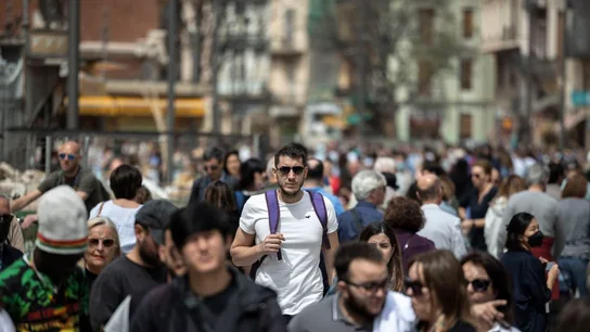 Varias personas pasean por el centro histórico de Valencia capital Varias personas pasean por el centro histórico de Valencia capital