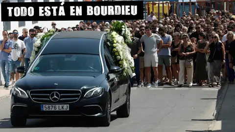 El coche fúnebre traslada el féretro con los restos mortales del pequeño Mateo El coche fúnebre traslada el féretro con los restos mortales del pequeño Mateo