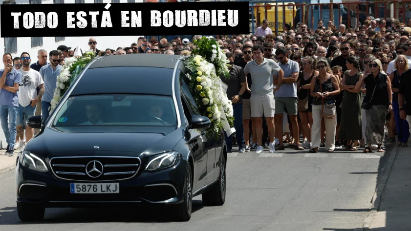 El coche fúnebre traslada el féretro con los restos mortales del pequeño Mateo El coche fúnebre traslada el féretro con los restos mortales del pequeño Mateo
