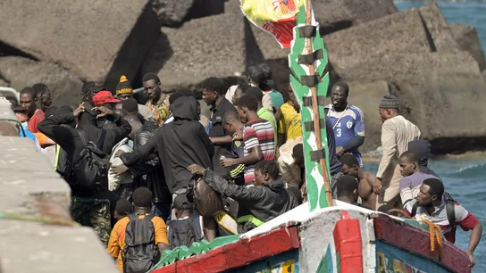 Imagen de los 188 inmigrantes rescatados en la mañana de hoy, por la embarcación de Salvamento Marítimo, Salvamar Adhara, en aguas cercanas a El Hierro, y trasladados al puerto de La Restinga, en el municipio de El Pinar, en la isla de El Hierro, para ser atendidos por los equipos de emergencia. EFE/Gelmert Finol Imagen de los 188 inmigrantes rescatados en la mañana de hoy, por la embarcación de Salvamento Marítimo, Salvamar Adhara, en aguas cercanas a El Hierro, y trasladados al puerto de La Restinga, en el municipio de El Pinar, en la isla de El Hierro, para ser atendidos por los equipos de emergencia. EFE/Gelmert Finol