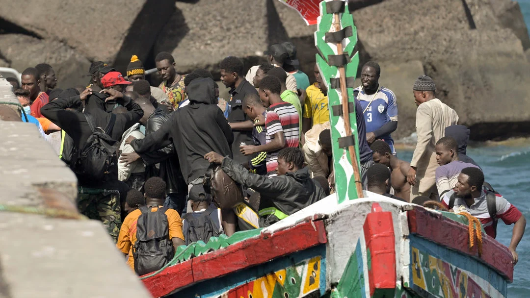 Imagen de los 188 inmigrantes rescatados en la mañana de hoy, por la embarcación de Salvamento Marítimo, Salvamar Adhara, en aguas cercanas a El Hierro, y trasladados al puerto de La Restinga, en el municipio de El Pinar, en la isla de El Hierro, para ser atendidos por los equipos de emergencia. EFE/Gelmert Finol