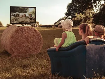 Niños viendo la televisión Niños viendo la televisión