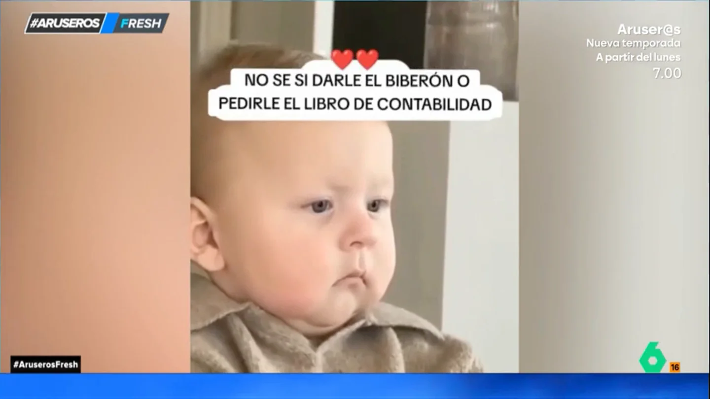 El bebé que parece estar atrapado en el cuerpo de un señor mayor: "¿Le doy un biberón o el libro de contabilidad?" El bebé que parece estar atrapado en el cuerpo de un señor mayor: "¿Le doy un biberón o el libro de contabilidad?"