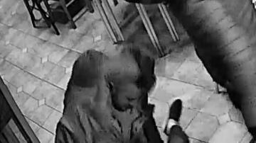 Imágenes de las cámaras de seguridad de un bar donde asaltaron y propinaron una brutal paliza a una chica de 24 años en Zaragoza