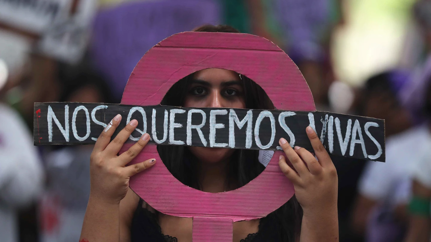 Fotografía de archivo del 08 de marzo de 2024 de una mujer sosteniendo un cartel durante una movilización por el Día de la Mujer Fotografía de archivo del 08 de marzo de 2024 de una mujer sosteniendo un cartel durante una movilización por el Día de la Mujer