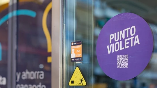 Imagen de un distintivo de punto violeta. Imagen de un distintivo de punto violeta.