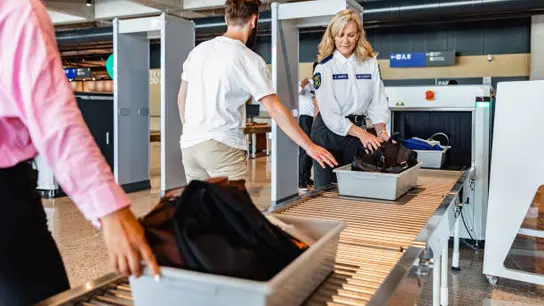La nueva restricción representa un retroceso para la experiencia del pasajero y un golpe a las grandes inversiones realizadas por los aeropuertos. Control de equipajes en un aeropuerto