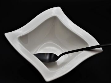 Un bowl cuadrado vacío hecho de cerámica blanca