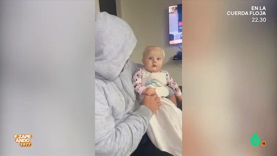 Un bebe se queda impactado al ver el nuevo corte de pelo de su padre El hombre decidió hacerse un cambio de look y grabar el momento en el que se lo mostró a su bebé. La reacción del pequeño le provocó un ataque de risa.