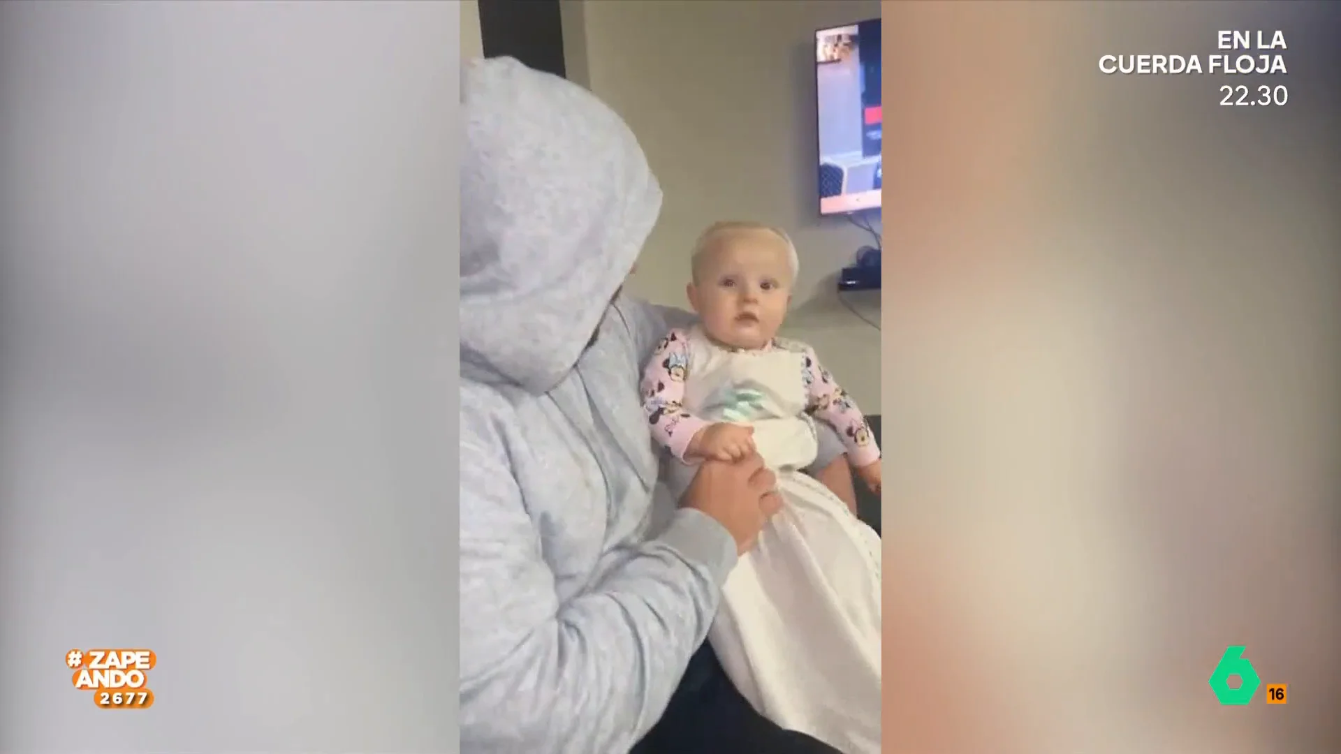 Un bebe se queda impactado al ver el nuevo corte de pelo de su padre El hombre decidió hacerse un cambio de look y grabar el momento en el que se lo mostró a su bebé. La reacción del pequeño le provocó un ataque de risa.