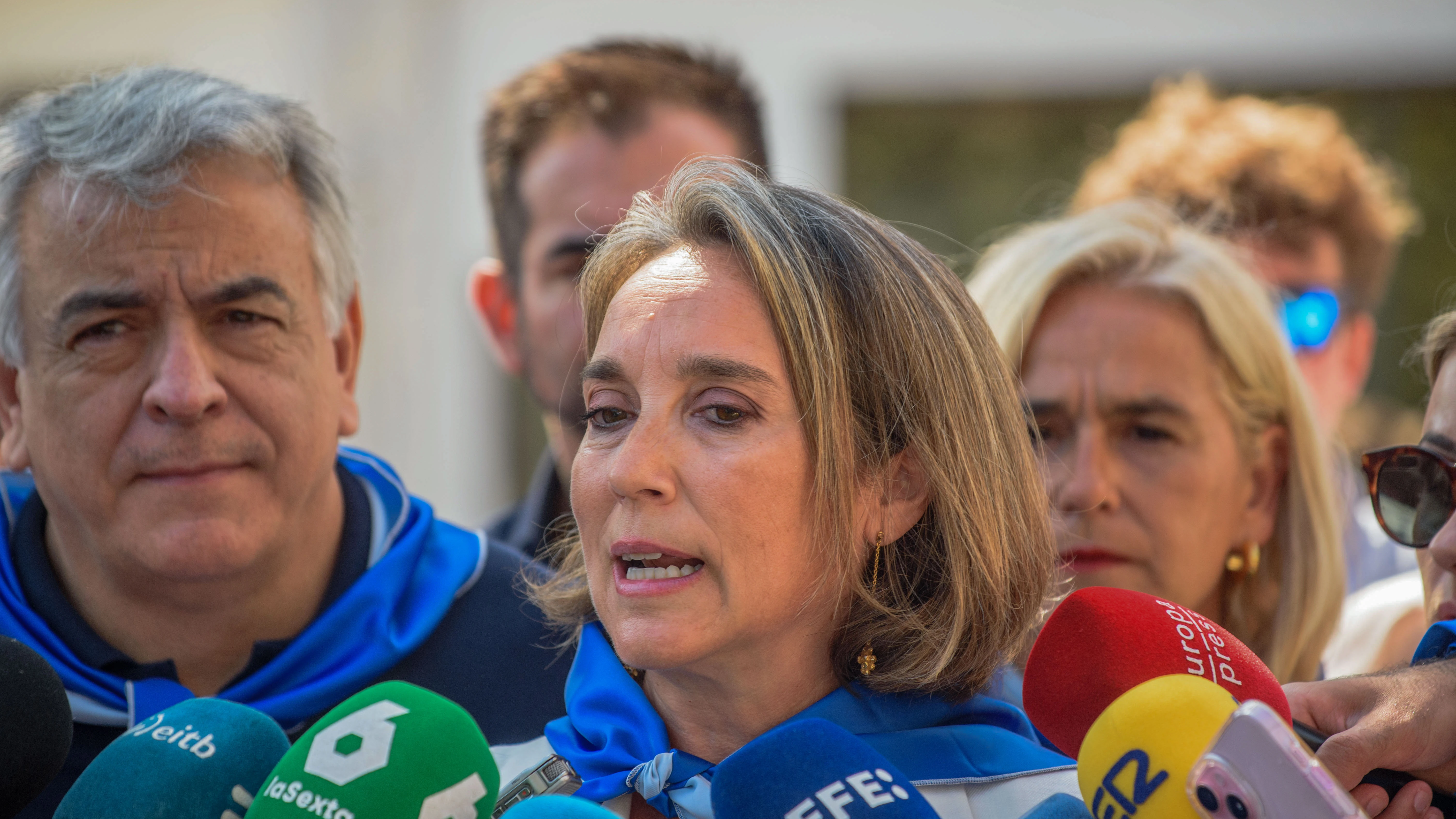 Declaraciones a la prensa de la secretaria general del PP, Cuca Gamarra (c), en su visita este jueves, junto a otros cargos del PP del País Vasco, a la txosna de su partido en las fiestas de Bilbao. 