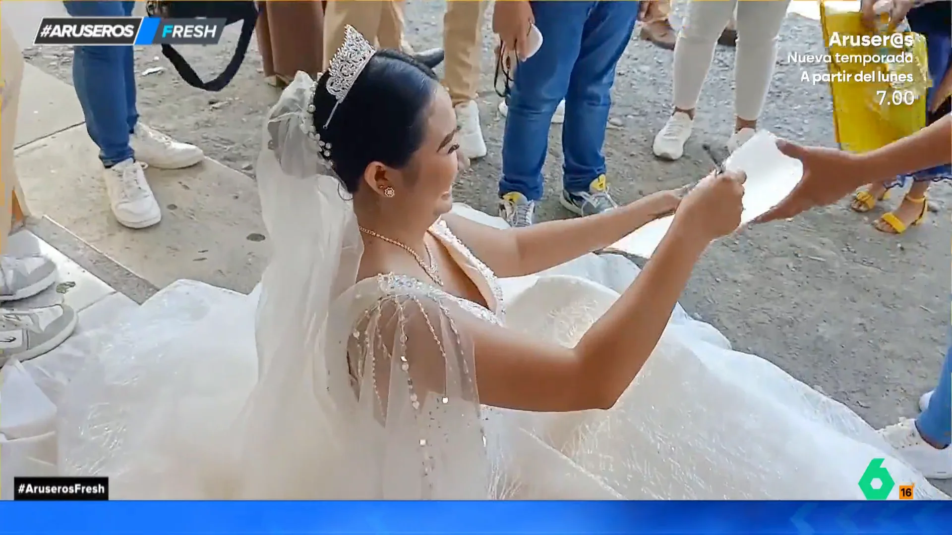 La surrealista imagen de una novia corrigiendo exámenes el día de su boda: "Será un aprobado general, ¿no?"