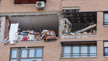 Destrozo en una vivienda en la calle Arzobispo Morcillo tras una explosión de gas