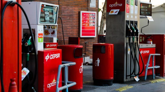 Imagen de archivo de surtidores de gasolina en una estaci&oacute;n de servicio.