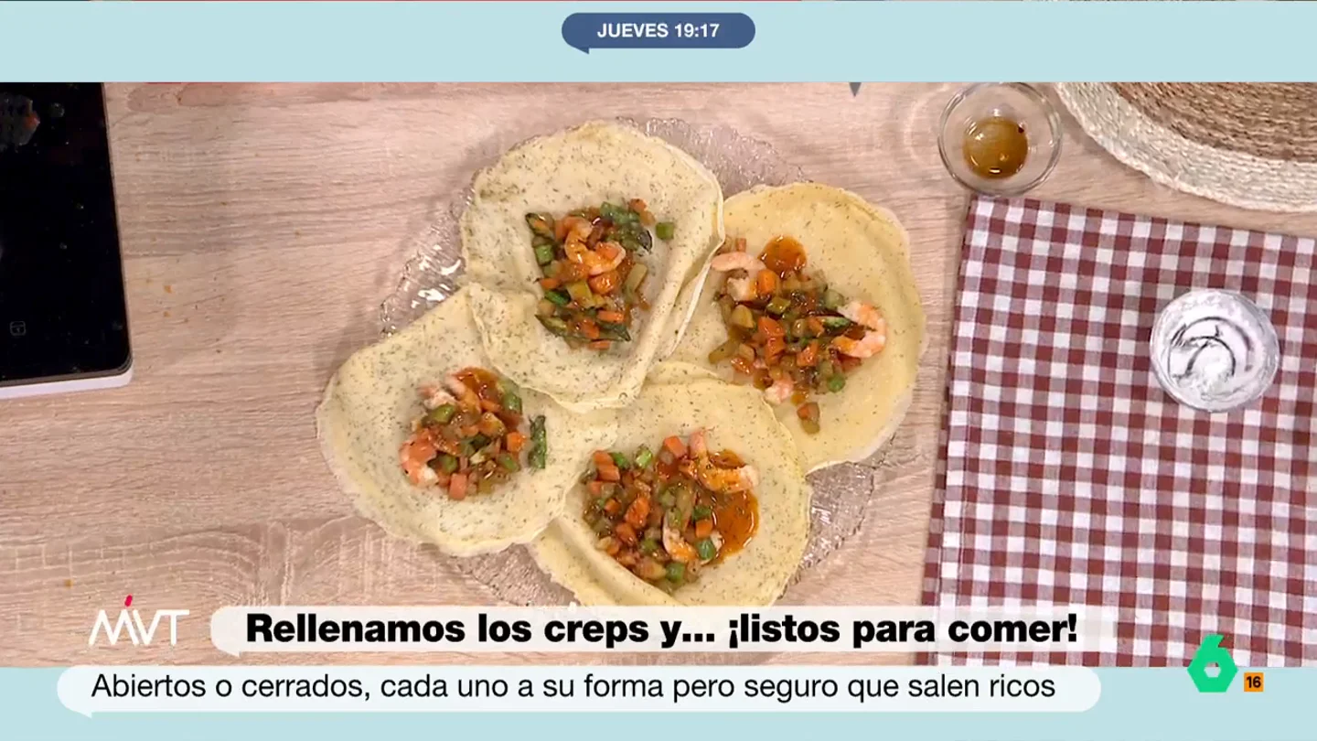 Plato sencillo y sofisticado: Carlos Maldonado cocina unos creps de langostinos con una salsa especial El chef Carlos Maldonado sorprende en Más Vale Tarde con una receta de creps salados para chuparse los dedos. Los ingredientes: verduras variadas, langostinos y una salsa especial para quedar de lujo con los invitados. La receta, en este vídeo.