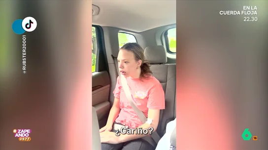 Así es la viral reacción de dos hermanas a la anestesia después de salir del dentista: "Está de viaje por otra dimensión" La madre de las chicas decide grabarlas después de visitar al doctor y, por cómo reaccionan, "es imposible decir a cual de las dos le ha sentado peor la anestesia", afirma María Gómez