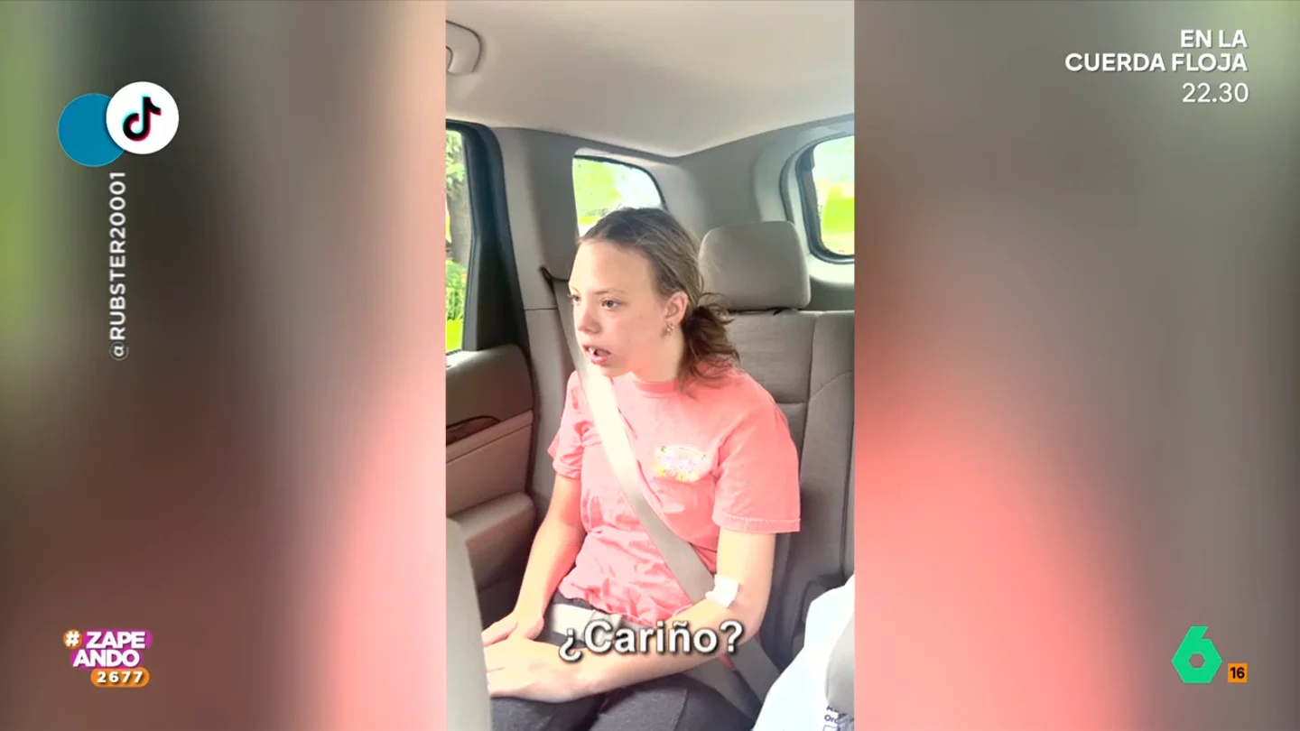 Así es la viral reacción de dos hermanas a la anestesia después de salir del dentista: "Está de viaje por otra dimensión" La madre de las chicas decide grabarlas después de visitar al doctor y, por cómo reaccionan, "es imposible decir a cual de las dos le ha sentado peor la anestesia", afirma María Gómez