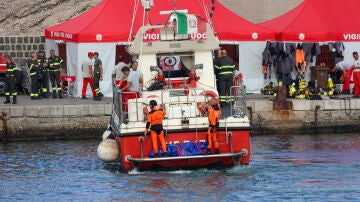 Un barco de rescate llega con el cuerpo de un pasajero del yate 'Bayesian' al puerto de Porticello, cerca de Palermo 