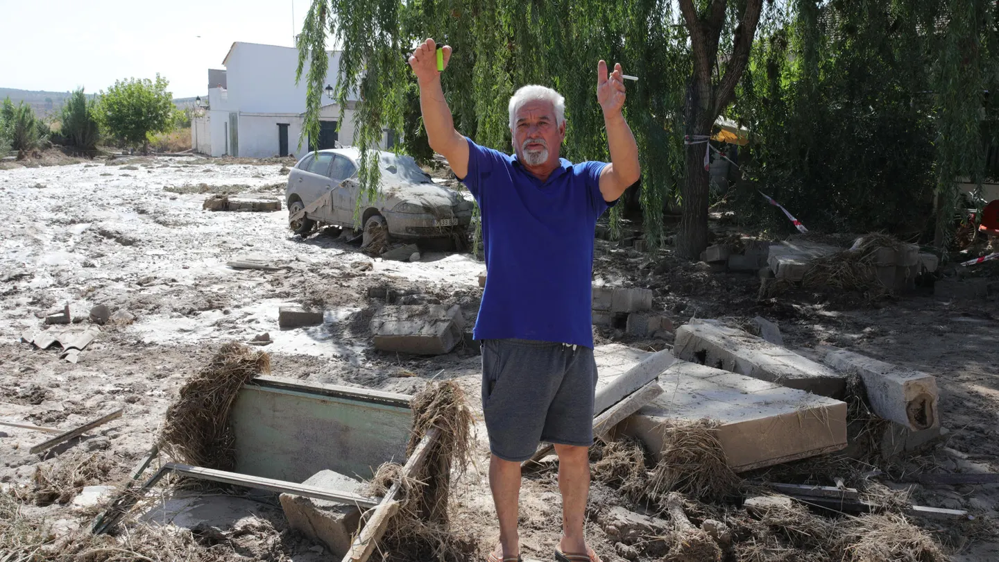 Un hombre muestra los daños en su vivienda tras la riada en Gobernador. Un hombre muestra los daños en su vivienda tras la riada en Gobernador.