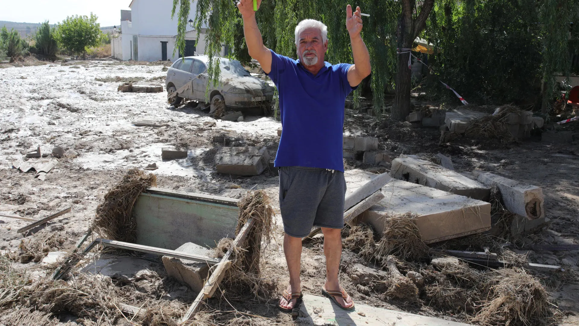Un hombre muestra los daños en su vivienda tras la riada en Gobernador.