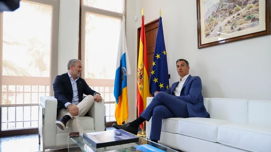 Pedro Sánchez durante la reunión que mantuvo este viernes con el presidente de Canarias, Fernando Clavijo Pedro Sánchez durante la reunión que mantuvo este viernes en Santa Cruz de La Palma con el presidente de Canarias, Fernando Clavijo