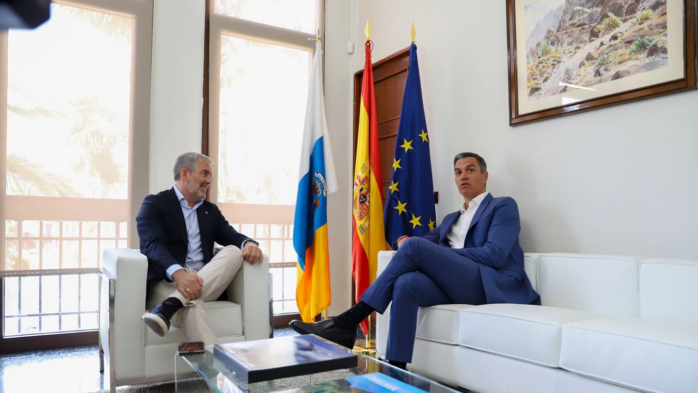 Pedro Sánchez durante la reunión que mantuvo este viernes con el presidente de Canarias, Fernando Clavijo Pedro Sánchez durante la reunión que mantuvo este viernes en Santa Cruz de La Palma con el presidente de Canarias, Fernando Clavijo