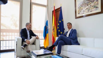 Pedro Sánchez durante la reunión que mantuvo este viernes con el presidente de Canarias, Fernando Clavijo