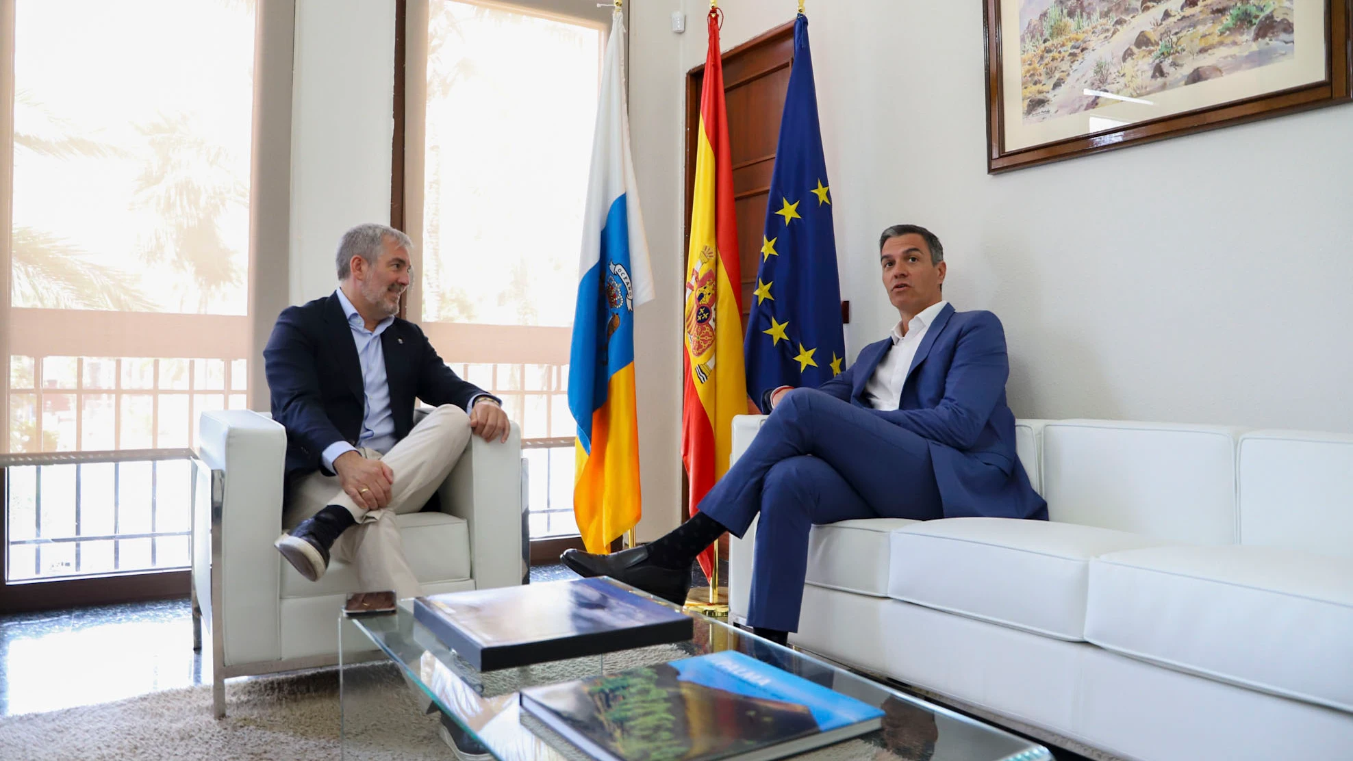 Pedro Sánchez durante la reunión que mantuvo este viernes en Santa Cruz de La Palma con el presidente de Canarias, Fernando Clavijo