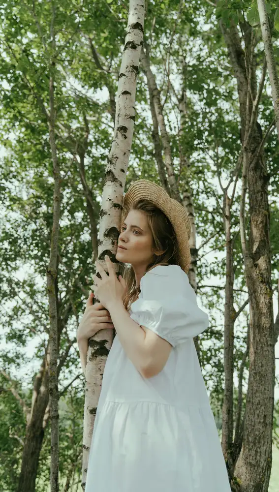 Mujer abrazando un árbol Mujer abrazando un árbol