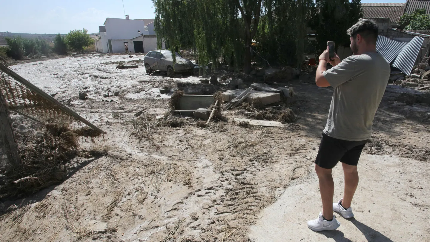 Un vecino fotografía las consecuencias de las lluvias torrenciales este miércoles en Gobernador (Granada). Un vecino fotografía las consecuencias de las lluvias torrenciales este miércoles en Gobernador (Granada).
