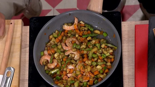 Paso a paso de la receta del crep de langostinos de Carlos Maldonado. Una sartén cocina los ingredientes de la receta de crep de langostinos de Carlos Maldonado.