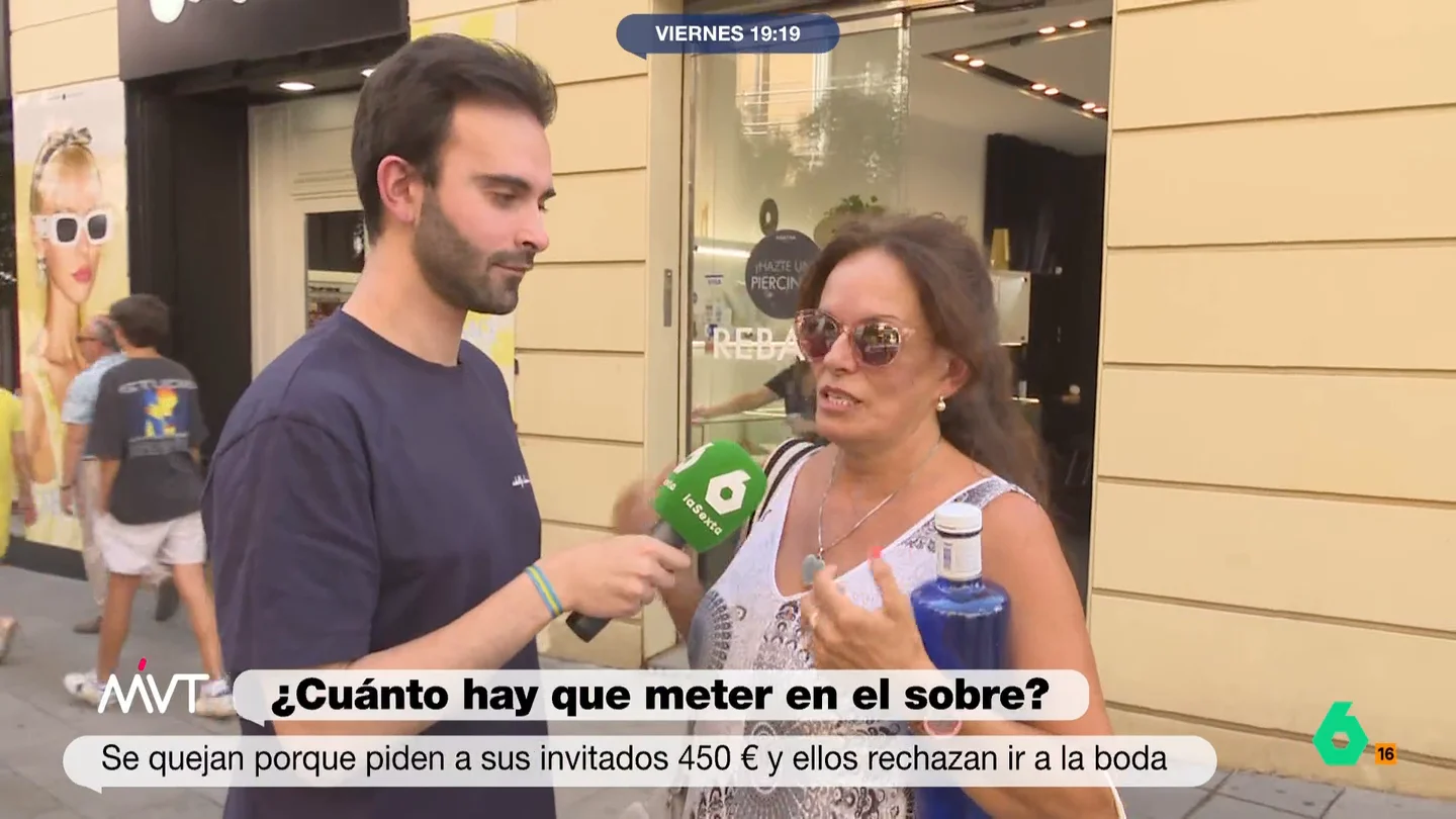 Una mujer, tajante sobre cuanto dinero pondría en el sobre de una boda ¿Cuánto dinero hay que meter en el sobre para los novios en una boda? Más Vale Tarde plantea a los españoles esta cuestión y encuentras desde quien se inclina por los 1.500 euros, hasta el que asegura que su único regalo en la boda será "mi presencia".