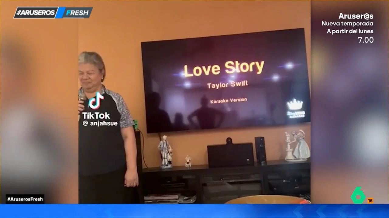 El gracioso momento de una señora en un karaoke al confundir 'Love Story' de Taylor Swift con 'Mamma Mia' de ABBA