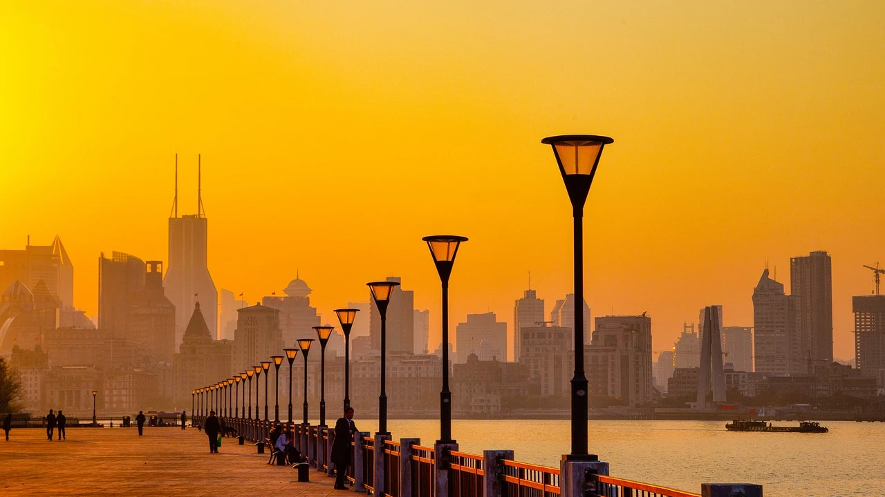 Imagen del río Huangpu, en Pudong, Shanghai.