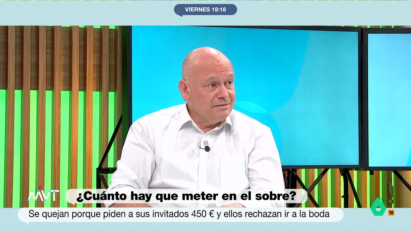 La reflexión de Gabi Sanz sobre el dinero que hay que meter en el sobre de una boda: "Sale mejor ir a Diverxo" Más Vale Tarde debate sobre las bodas una cuestión muy habitual en esos momentos: la cantidad de dinero adecuada que se incluye en el sobre para los novios. En este vídeo, Gabriel Sanz, Gonzalo Miró y Loreto Ochando dan su opinión.