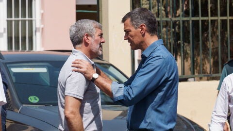Imagen de archivo del presidente del Gobierno, Pedro S&aacute;nchez, y del de Canarias, Fernando Clavijo.