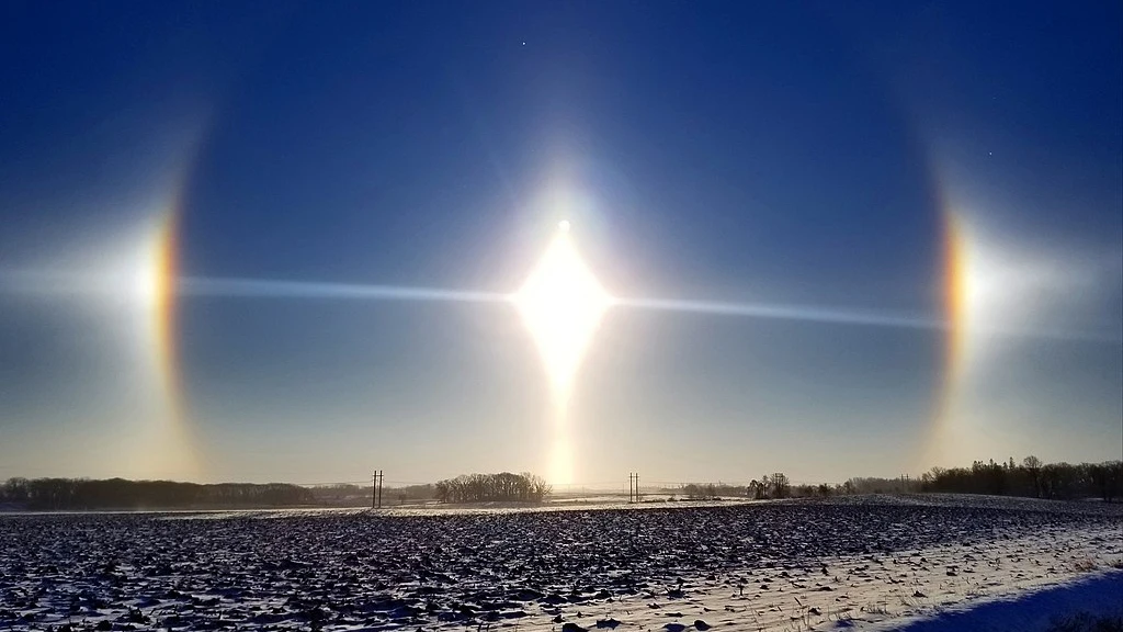 Formación de un parhelio en Minnesota, un efecto óptico que hace ver tres soles en lugar de uno.