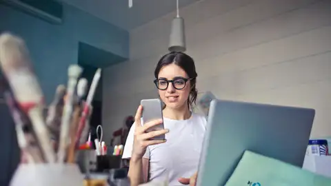 Mujer mirando el móvil Mujer mirando el móvil