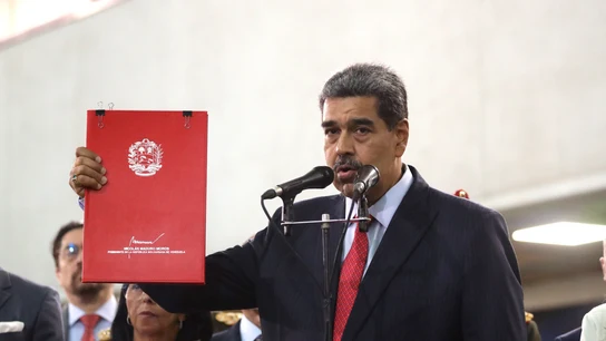 Foto de archivo de Nicolás Maduro hablando a la salida del Tribunal Supremo Foto de archivo de Nicolás Maduro hablando a la salida del Tribunal Supremo