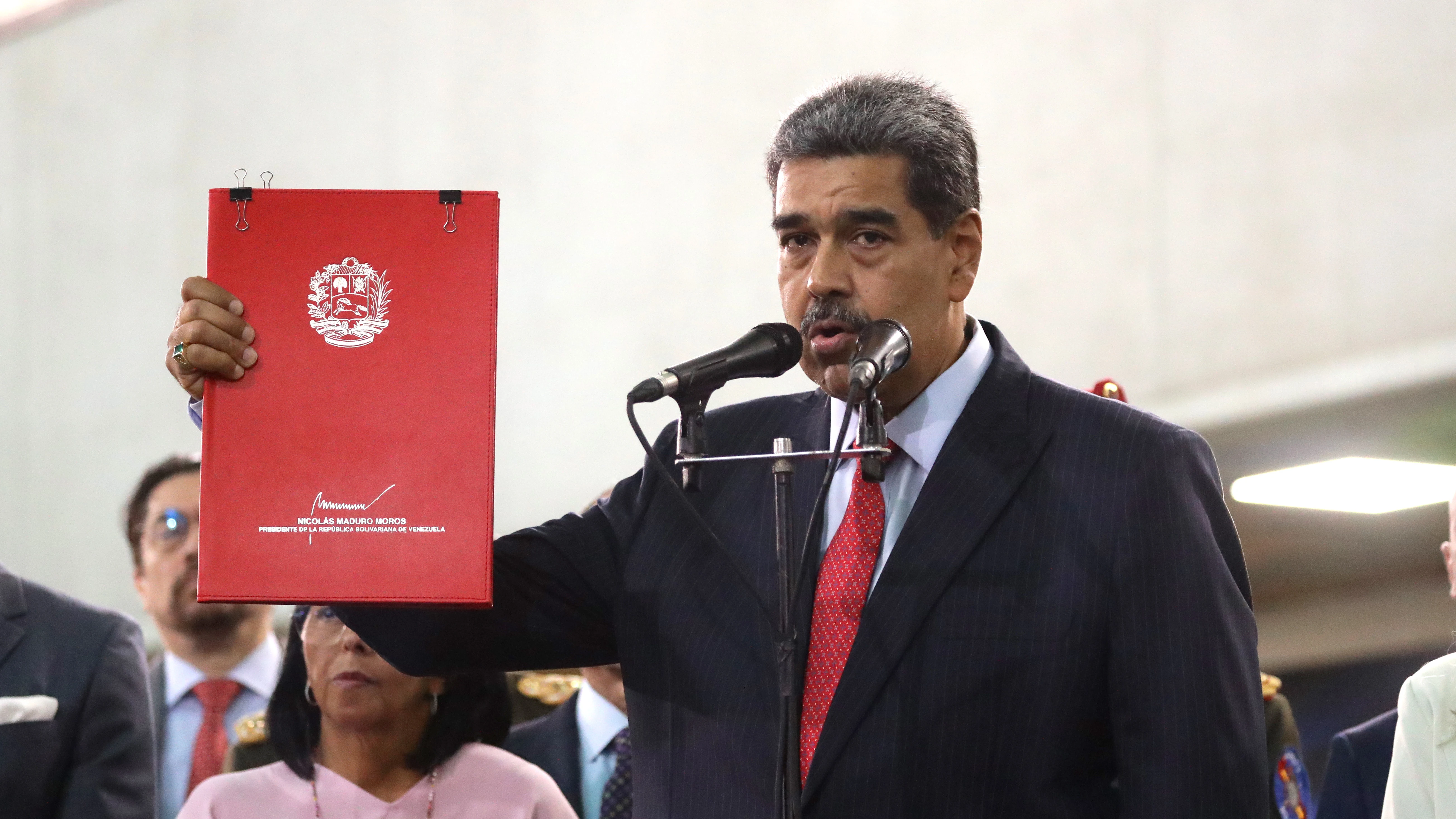 Foto de archivo de Nicolás Maduro hablando a la salida del Tribunal Supremo