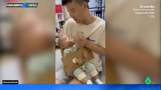 El método de un padre para que su bebé no se mueva mientras le da el biberón: "Parece un prisionero de la Edad Media" El método de un padre para que su bebé no se mueva mientras le da el biberón: "Parece un prisionero de la Edad Media"