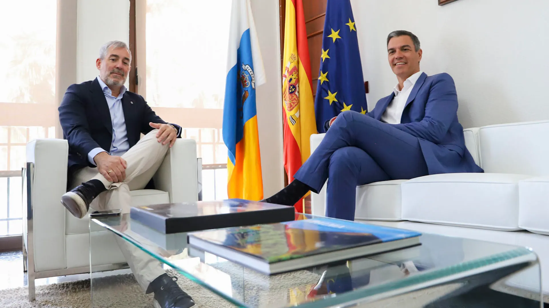 El presidente del Gobierno, Pedro Sánchez, durante la reunión que mantuvo en La Palma con el presidente de Canarias, Fernando Clavijo.