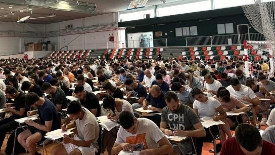 Candidatos realizando ex&aacute;menes de oposici&oacute;n