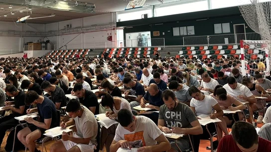 ¿Qué debes saber del EIR 2025?: número de plazas, requisitos, fechas, exámenes  Candidatos realizando exámenes de oposición